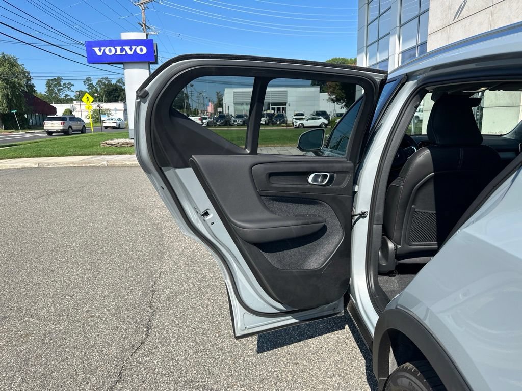 Certified 2025 Volvo XC40 B5 Plus AWD/4WD image 13