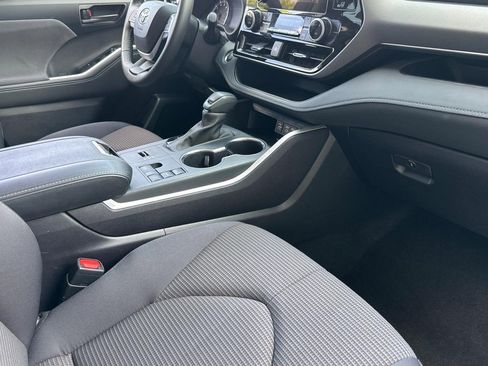 Used 2025 Toyota Highlander LE FWD image 31