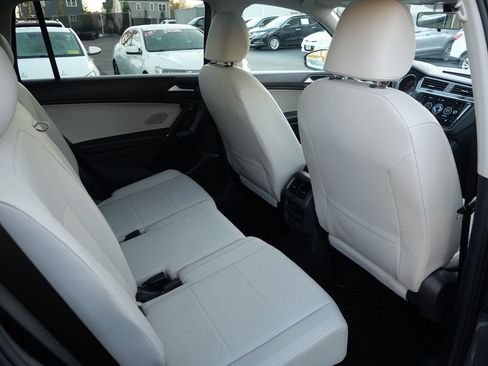 Used 2020 Volkswagen Tiguan SE w/ Panoramic Sunroof Package image 29