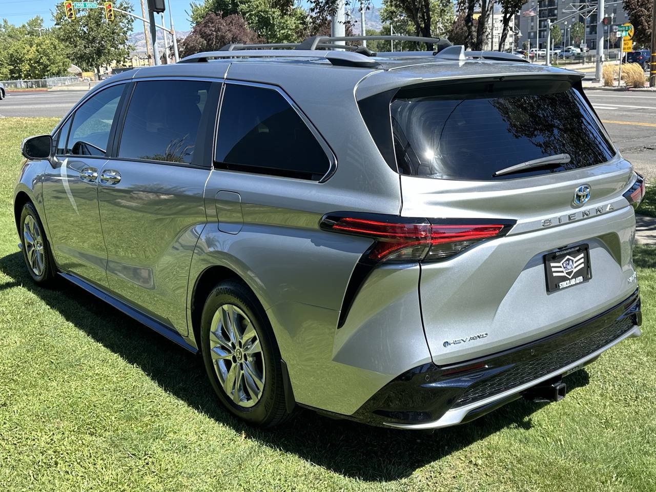 Used 2025 Toyota Sienna Platinum AWD/4WD image 9