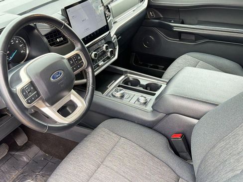 Used 2022 Ford Expedition XLT image 4