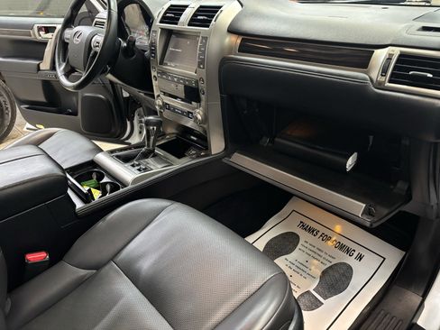 Used 2018 Lexus GX 460 image 32
