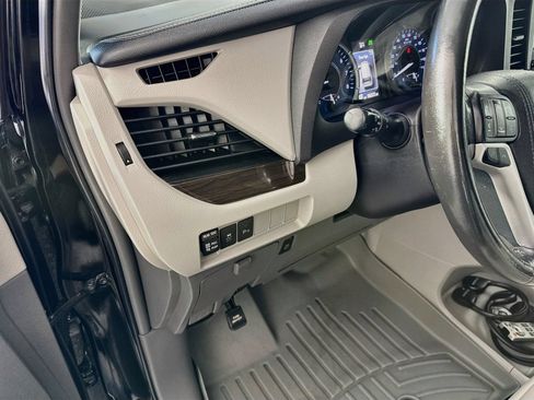 Used 2018 Toyota Sienna XLE Premium w/ Outdoor Package AWD/4WD image 8