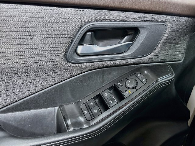 Used 2021 Nissan Rogue SV AWD/4WD image 17
