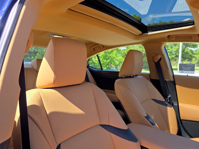 Used 2025 Lexus ES 350 w/ Premium Package FWD image 11