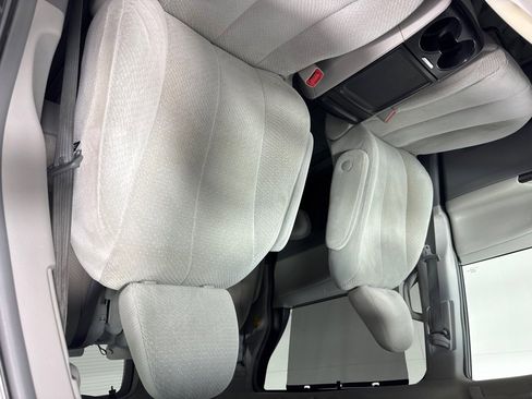 Used 2014 Toyota Sienna LE image 12