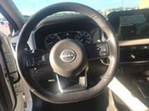 Used 2023 Nissan Rogue SL w/ SL Premium Package image 9