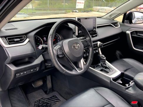 Used 2021 Toyota RAV4 XLE Premium image 16
