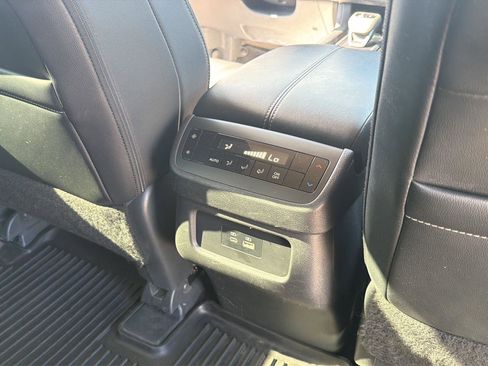 Used 2023 Nissan Pathfinder SL AWD/4WD image 17