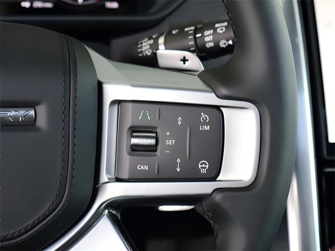 Used 2025 Land Rover Discovery Metropolitan Edition image 70