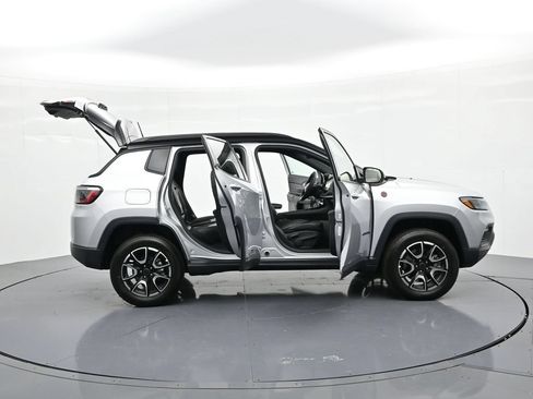 Used 2025 Jeep Compass Trailhawk AWD/4WD image 29
