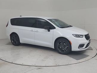 New 2026 Chrysler Pacifica Select video 2