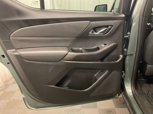 Used 2023 Chevrolet Traverse LT w/ Rear Camera Mirror Package image 32