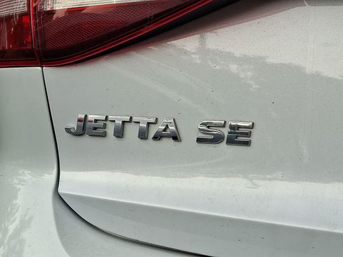 Used 2017 Volkswagen Jetta SE FWD image 8