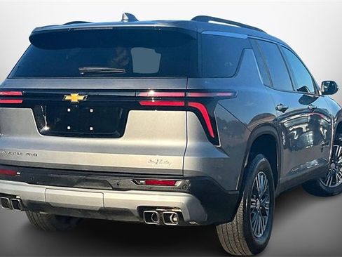 Used 2025 Chevrolet Traverse LT image 2