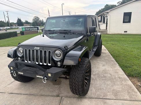 Used 2018 Jeep Wrangler Unlimited Sahara w/ Connectivity Group AWD/4WD image 4