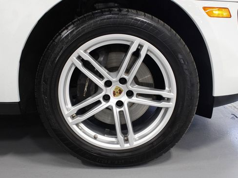 Certified 2025 Porsche Macan image 14