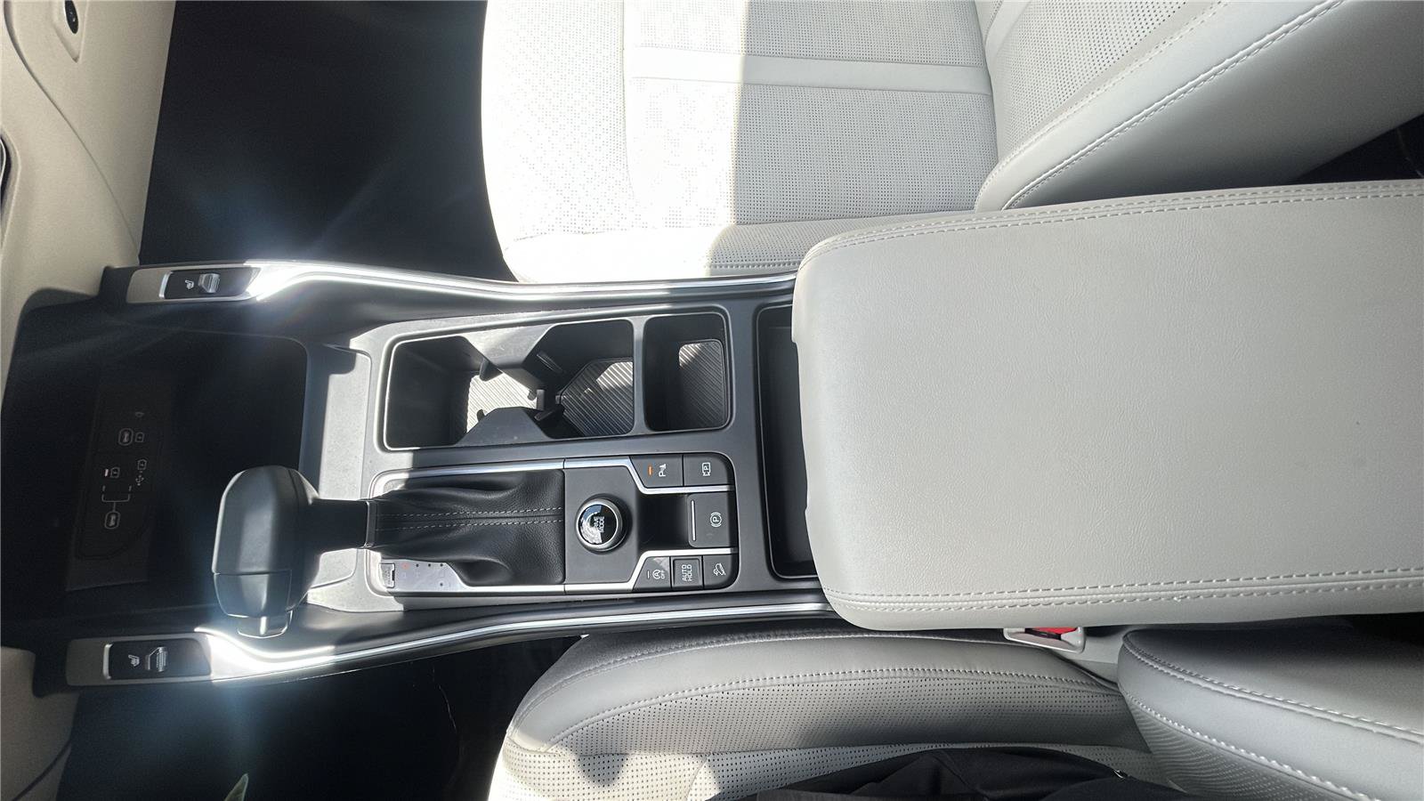 Used 2024 Kia Sorento S w/ Panoramic Sunroof Package FWD image 16