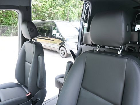 Used 2025 Mercedes-Benz Sprinter 2500 image 5