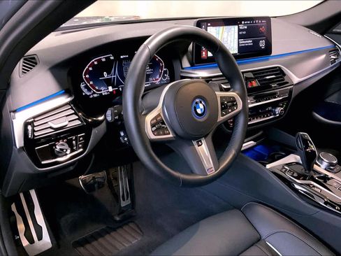 Used 2023 BMW 530e xDrive w/ Premium Package image 17