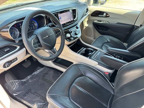 Certified 2024 Chrysler Pacifica Limited FWD image 22