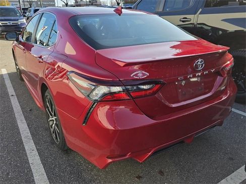 Used 2023 Toyota Camry SE image 3