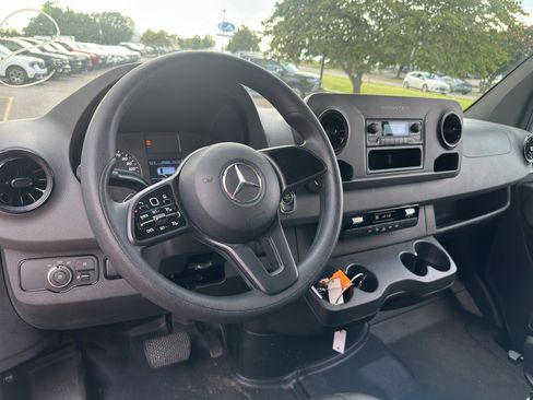 Used 2022 Mercedes-Benz Sprinter 2500 image 19
