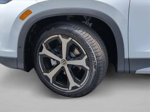 New 2026 Volkswagen Tiguan SE FWD image 10