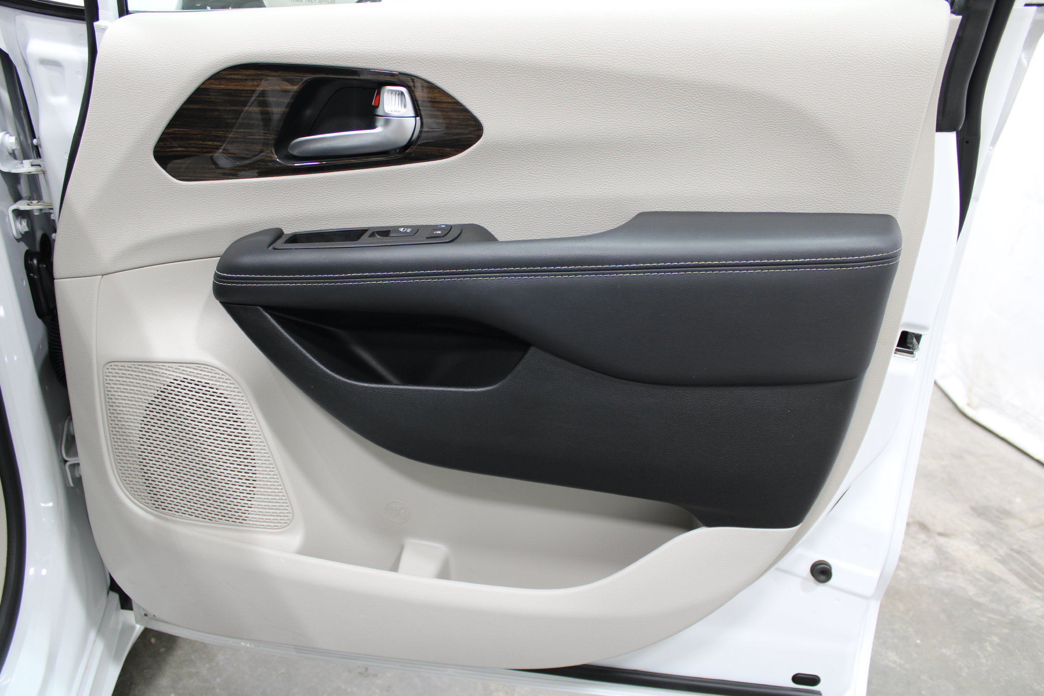 Used 2023 Chrysler Pacifica Limited FWD image 27