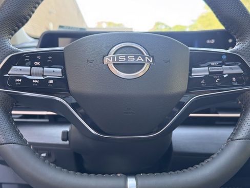New 2025 Nissan Ariya Platinum image 9