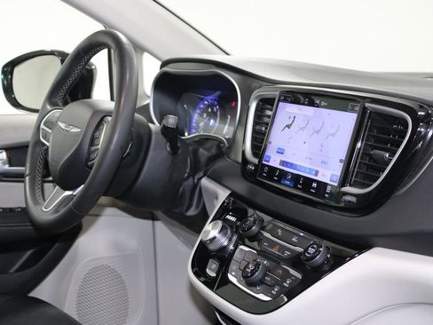 Used 2024 Chrysler Pacifica Touring-L FWD image 31