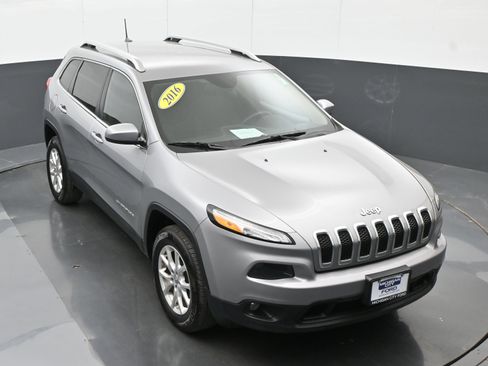 Used 2016 Jeep Cherokee Latitude AWD/4WD image 33