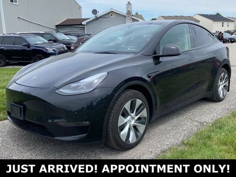 Used 2023 Tesla Model Y Long Range AWD/4WD image 1