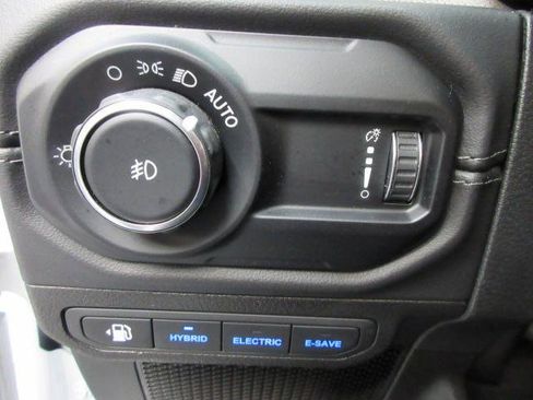 Used 2025 Jeep Wrangler Unlimited Sahara w/ Safety Group AWD/4WD image 25