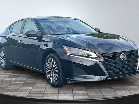 Used 2025 Nissan Altima 2.5 SV FWD image 3