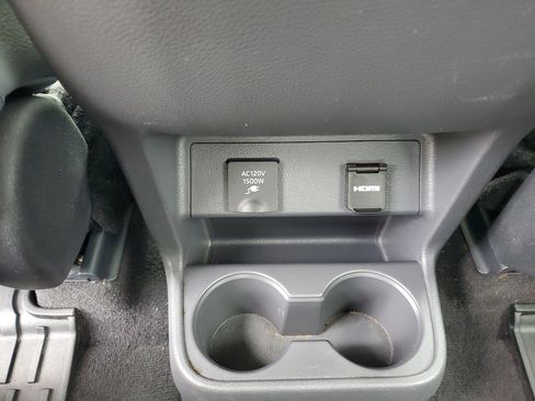 Used 2022 Toyota Sienna Limited image 14