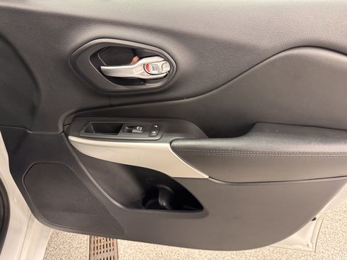 Used 2016 Jeep Cherokee Overland w/ Technology Group image 30