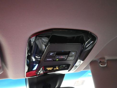 Used 2023 Toyota Venza LE image 11