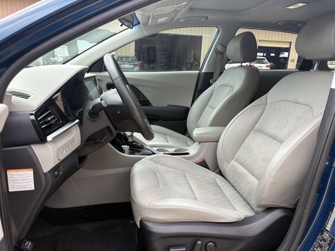 Certified 2022 Kia Niro LXS FWD image 12