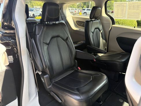 Used 2024 Chrysler Pacifica Touring-L FWD image 35