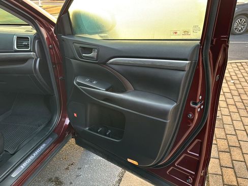Used 2018 Toyota Highlander Limited image 12