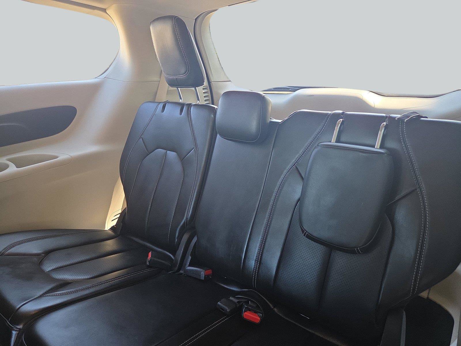 Used 2023 Chrysler Pacifica Touring-L FWD image 28
