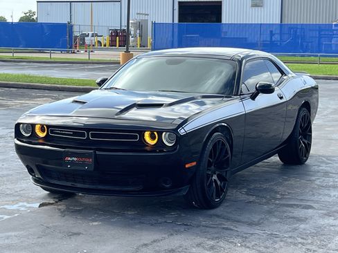 Used 2018 Dodge Challenger SXT RWD image 5
