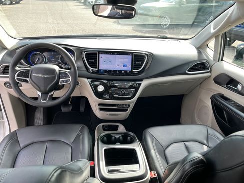 Certified 2024 Chrysler Pacifica Touring-L FWD image 27