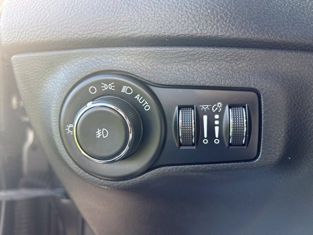 Used 2018 Jeep Compass Latitude FWD image 19