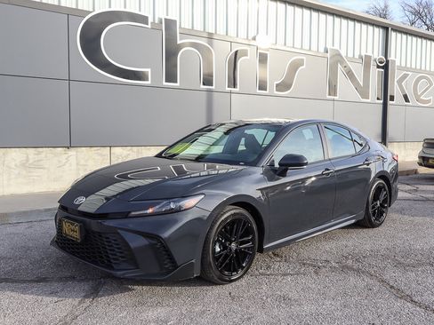 Used 2025 Toyota Camry SE image 1