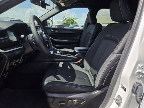 Used 2025 Jeep Grand Cherokee Laredo w/ Luxury Tech Group I RWD image 26