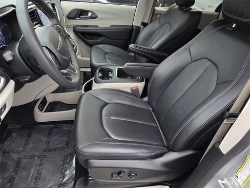 Used 2024 Chrysler Pacifica Touring-L image 11