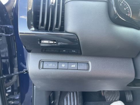 Used 2025 Nissan Pathfinder SV image 17