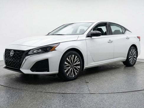 Used 2025 Nissan Altima 2.5 SV image 3